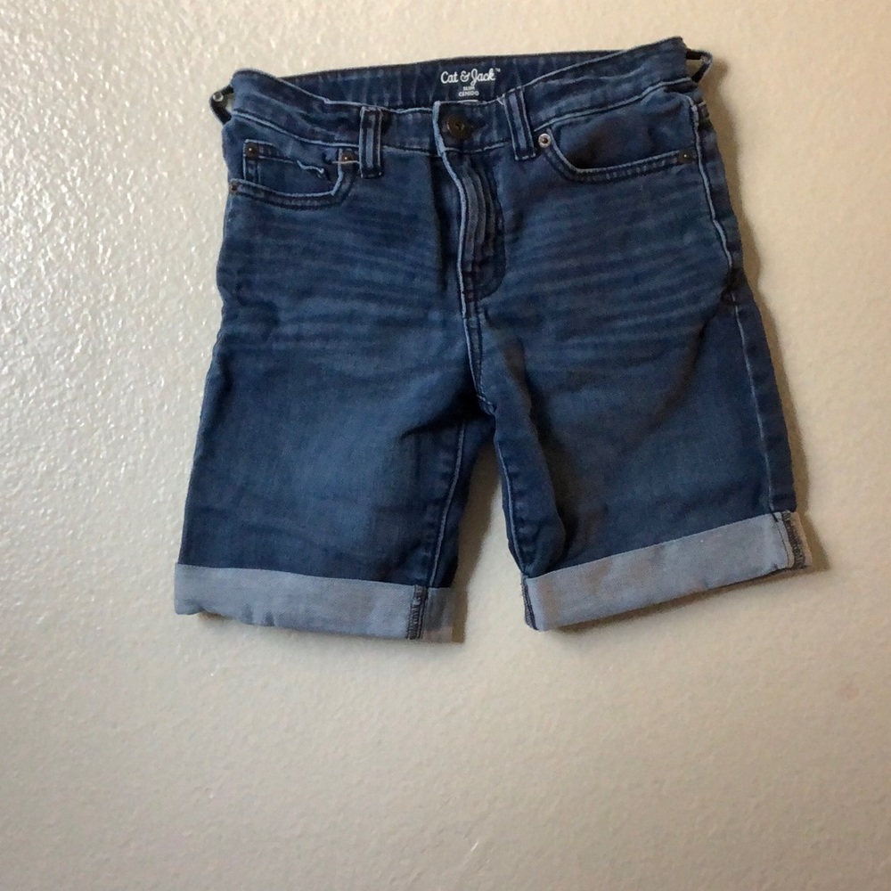 Blue wash jean capris.